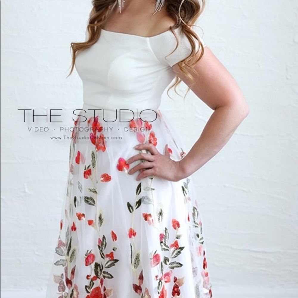 New w/o tags White Floral 2 piece prom dress